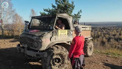 Грязь и овраги: испытание для внедорожников в Новосибирской области