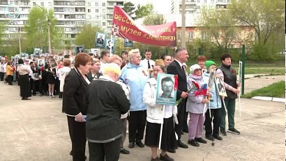 Школьники и учителя прошли торжественным маршем в честь Дня Победы