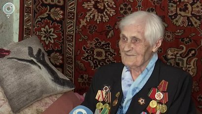 Столетняя ветеран принимает поздравления с Днём Победы