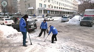 "Молодая гвардия" помогает коммунальщикам убирать снег в Новосибирске