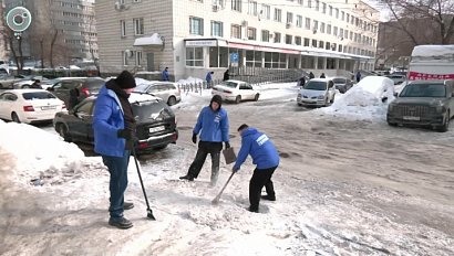"Молодая гвардия" помогает коммунальщикам убирать снег в Новосибирске