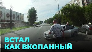 Водитель легковушки не посмотрел по сторонам и сбил мотоциклиста