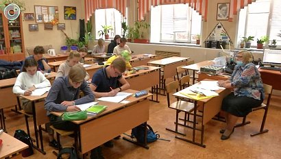 Новосибирские школьники садятся за парты, но не все. Какие классы вернутся к очному обучению?