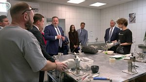 Глава Минтруда России посетил центр реабилитации и протезное предприятие в Новосибирске