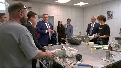 Глава Минтруда России посетил центр реабилитации и протезное предприятие в Новосибирске