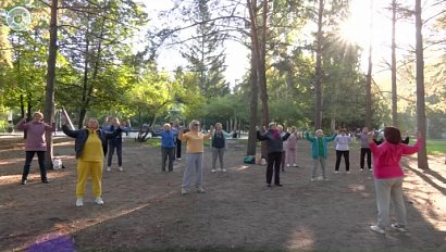 Открытая тренировка по цигуну прошла в Нарымском сквере