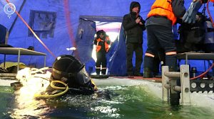 Спасатели в Новосибирске отрабатывают навыки погружения в ледяную воду