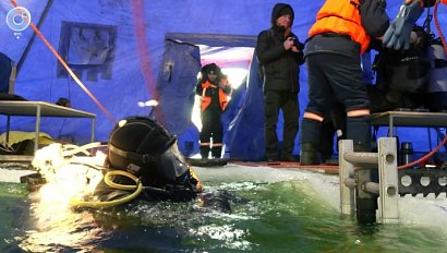 Спасатели в Новосибирске отрабатывают навыки погружения в ледяную воду