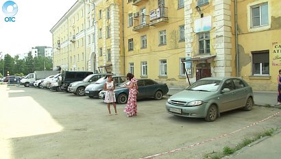 Жильцы многоквартирного дома в центре города требуют убрать автостоянку