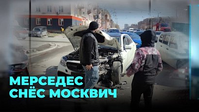 20-летний гонщик на Mercedes снёс «Москвич» и погнал дальше