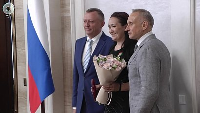 Многодетных матерей наградили в Новосибирской области