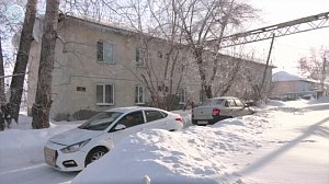 Сугробы создают проблемы для жителей и водителей