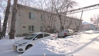 Сугробы создают проблемы для жителей и водителей