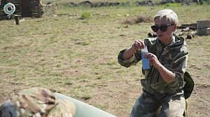 Медсестра спасает бойцов штурмового отряда