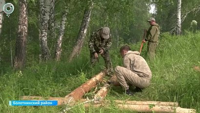 Лесники обустраивают популярное место отдыха у родника