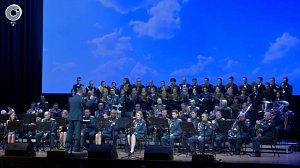 Музыканты военного оркестра Росгвардии поздравляют женщин Новосибирска праздничным концертом