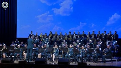 Музыканты военного оркестра Росгвардии поздравляют женщин Новосибирска праздничным концертом