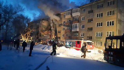 Взрыв газа и обрушение подъезда в панельном доме в Новосибирске – с места происшествия