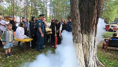 Сотрудники МЧС делятся секретами профессии с детьми в Новосибирском районе