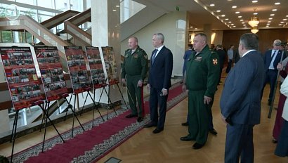 В Заксобрании Новосибирской области открылась выставка о зарождении фашизма на Украине