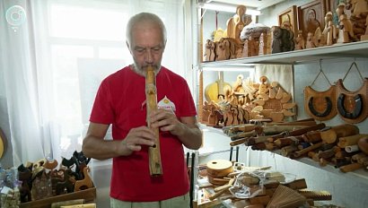 Уникальные музыкальные инструменты оживают в руках мастера