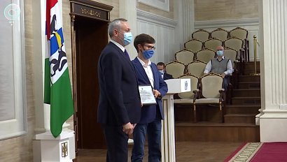 Губернатор Андрей Травников вручил награды молодым учёным