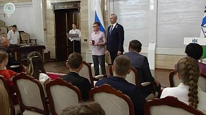 Губернатор вручил паспорта подросткам в Новосибирске