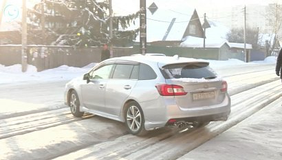 Ледяные колеи на дорогах Новосибирска создают аварийные ситуации