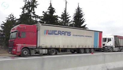 Сотни грузовиков застряли на границе с Китаем. Смогут ли сибиряки получить новогодние подарки?