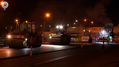 Дорожники начали ночной ремонт улицы Большевистской в Новосибирске