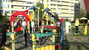 Новая детская площадка радует жителей Новосибирска