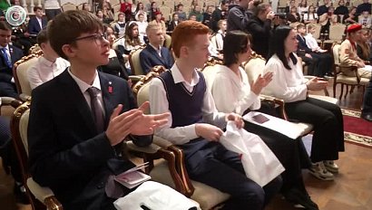 Новосибирским школьникам вручили паспорта в День Конституции