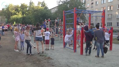 Новую спортивную площадку открыли на левом берегу Новосибирска