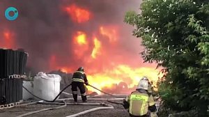 Горели покрышки. Видео, как всë это было. Пожар на ул. Станционной в Новосибирске потушен.