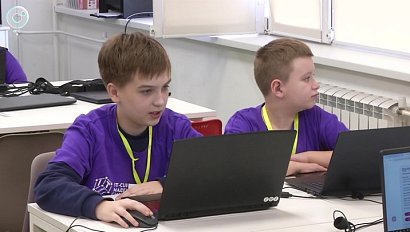 Юные IT-специалисты со всей станы собрались в Новосибирске. Какие задачи решают будущие программисты?