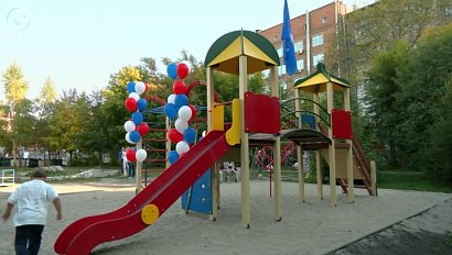 Новую детскую площадку открыли в центре Новосибирска