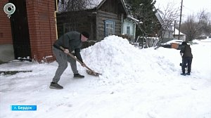Частный сектор Бердска засыпало снегом