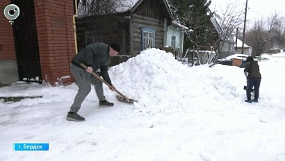Частный сектор Бердска засыпало снегом