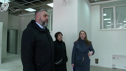 Министр региональной политики проверил ход ремонта в Доме общественных организаций Новосибирской области
