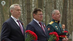 Память о героях: в Новосибирске возложили цветы к мемориалу "Раненый воин"