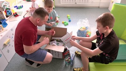 Юные пациенты Новосибирской областной больницы получили новогодние подарки