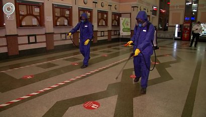 Каждый день сотрудники РЖД проводят обработку пригородного вокзала станции Новосибирск-Главный