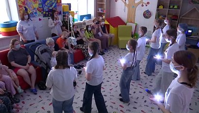 Мюзикл про Красную Шапочку в областной больнице порадовал юных зрителей