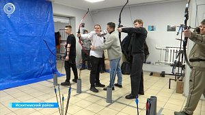 Бывший снайпер обучает стрельбе из лука в собственном тире