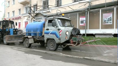 Новосибирские коммунальщики работают в усиленном режиме уборки улиц