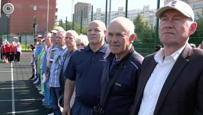 Школьники и ветераны спорта объединились на День физкультурника в Новосибирске