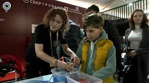 Школьники осваивают профессии будущего на фестивале "БиоТех"