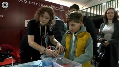 Школьники осваивают профессии будущего на фестивале "БиоТех"