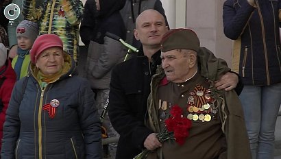 Концерт и парад провели военные во дворе ветерана Великой Отечественной войны