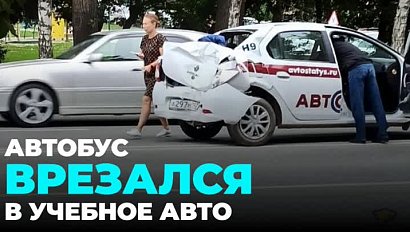 Авария с учебным автомобилем произошла в Калининском районе Новосибирска